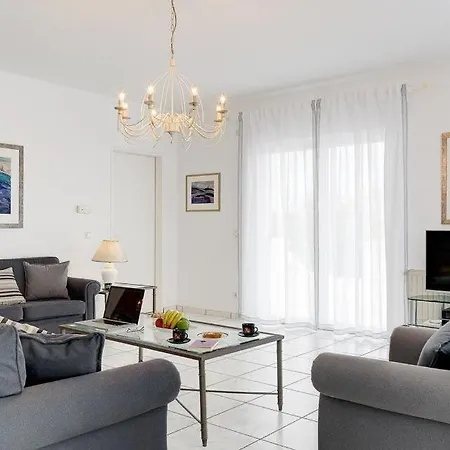 Sleeps 7 Pool Air Con Wifi Kaligata