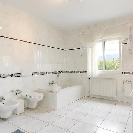 Sleeps 7 Pool Air Con Wifi Villa Kaligata